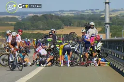 🎥 Gele trui Yves Lampaert betrokken bij valpartij op de Grote Beltbrug