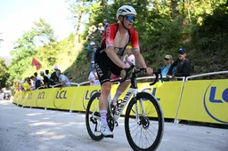 Matis Louvel wint bij rentree Van der Poel verrassend vanuit de vlucht in Druivenkoers