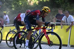 Martínez (INEOS Grenadiers) weggevaagd uit klassement na slechte nacht op slecht moment