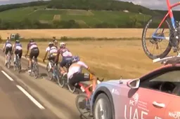 🎥 Tourfavoriete Mavi García wordt van de fiets gereden door eigen ploegleider