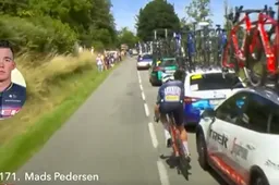 🎥 Pedersen vloekt en tiert richting ploegleidersauto en ontsnapt ternauwernood aan botsing