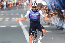 Fenomenaal: Evenepoel rondt solo van 45 kilometer af met prachtige zege in Clasica San Sebastián