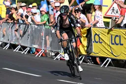 Bardet houdt schade beperkt ondanks zonnesteek op Alp d'Huez: 'Kreeg koude rillingen'