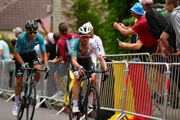 Schachmann haalt hard uit naar Jumbo-Visma: 'Zij rijden als gekken op de laatste centimeter'