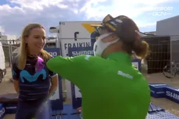 🎥 Vos feliciteert Van Vleuten: 'In een waaier gereden om niet buiten tijd te komen'