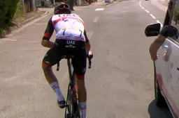 Nieuwe opdoffer voor UAE: Soler, die brakend op zijn fiets zat, finisht buiten tijd en moet naar huis