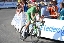 Modelknecht Van Aert kraakt Pogacar op de slotklim: 'Verbaas mezelf daar wel mee'