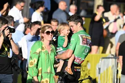 Van Aert voelt zich geregeld schuldig als man en vader: 'Er valt te veel op de schouders van Sarah'