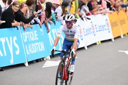 Update | Vuillermoz 'zat kotsend op de fiets': 'Stortte in door vermoeidheid'