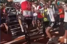 🎥 Feest op de Alpe d'Huez: Walscheid doet wheelie en Duitsers en Nederlanders maken sfeer