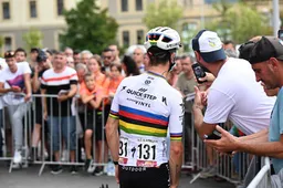 Lefevere niet blij met Alaphilippe, die na crash WK rijdt: 'Heb liever dat hij in onze trui koerst'