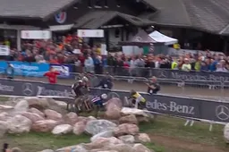 🎥 Bizarre laatste bocht bij WK MTB: Amerikaan knalt tegen rots en moet zege aan Gaze (Alpecin) laten