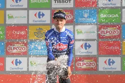 Vine doet boekje open over profbestaan: 'Betalen eigen hoogtestage, klamboe mee voor muggen in hotels'