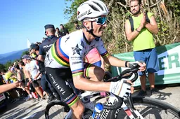 Entourage Alaphilippe blijft hopen op WK en is positief: 'Wat hij laat zien is zeer bemoedigend'