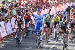 Van Poppel wint na wegvallen Bennett bijna etappe: 'Had kunnen winnen als ik niet had getwijfeld'