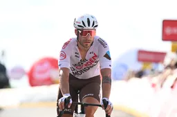 Sarreau klopt Theuns en Penhoët in eerste massasprint en pakt leiderstrui in Poitou-Charentes