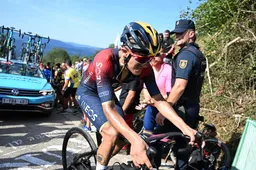 Carapaz was topfavoriet, maar rijdt anonieme Vuelta: 'Ben niet in de vorm die ik graag had gewild'