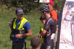 🎥 Drama voor Alpecin-Deceuninck en Sam Gaze op WK; renner verliest controle tijdens jump en crasht uit