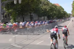 🎥Vluchter Dillier kruist het peloton en zwaait even naar zijn collega's