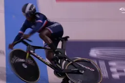 🎥 Opmerkelijk: Française  schuift onderuit nadat band uit haar wiel springt