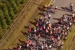 🎥 Vrouwenpeloton Tour of Scandinavia opgeschrikt door grote val; Vos even op achterstand