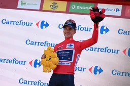 Evenepoel rijdt lek in chaotische finale: 'Gelukkig binnen de laatste drie kilometer'