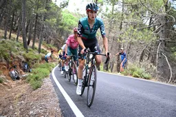 Hindley (vierde) verbetert in Vuelta: 'Hopelijk kan ik het nog eens proberen'