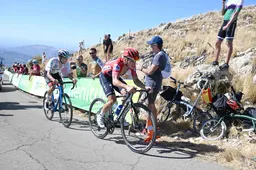 Evenepoel levert tijd in op Roglic en Mas: 'Geen reden om te panikeren'