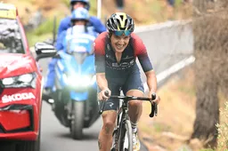 Carapaz wint eerste Vuelta-etappe: 'Ik wachtte op het juiste moment'