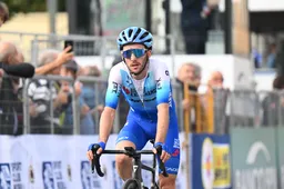 Simon Yates niet van start in Ronde van Lombardije door val in training
