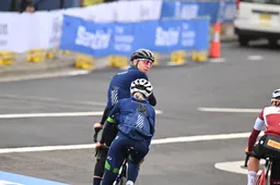 Beelden regenachtige WK-verkenning: Pogacar traint met vriendin, Van Aert lacht met Van Hooydonck