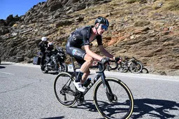 Arensman wint koninginnenrit Vuelta: 'Dacht alleen maar: push die 400 watt'