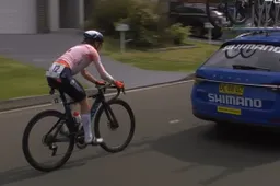 Niet alleen het shirt was niet goed: Van Vleuten heeft ook nog boete gekregen voor te hoge sokken