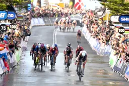 Kopecky ziet Van Vleuten nog vaak voorbij flitsen: 'Met wat ik nu weet, had ik moeten reageren'