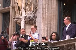 🎥 De Ideale Wereld maakt ook geweldig item van huldiging Evenepoel op de Grote Markt in Brussel