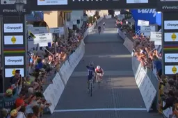 Ferrand-Prévot kroont zich na wereldtitels op weg, veld en mtb ook op gravel tot wereldkampioene