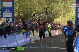 Vrijwel van start tot finish solo: Van Empel verwoest concurrentie in Koppenbergcross