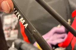 Pech voor Robert Gesink: fiets van Nederlander Jumbo-Visma komt kapot uit vliegtuig van KLM