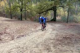 Mathieu van der Poel werkt eerste crosstraining af in de bossen van Kasterlee