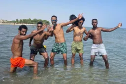 Ondertussen in het peloton | Girmay geniet met wielervrienden van vakantie, Dumoulin bezoekt Eredivisiewedstrijd