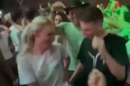 🎥 Pogacar laat zich lekker gaan in Colombia, rammend op de fiets en schurend op de dansvloer