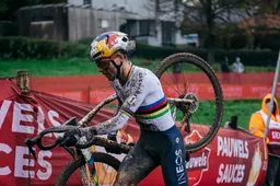 Pidcock zet de toon met imposante solozege in Kortrijk; Van der Haar en Iserbyt mee op het podium