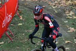 Betsema heeft nog last van gevolgen trainingscrash en stelt eerste cross uit: 'Het was een flinke klap'