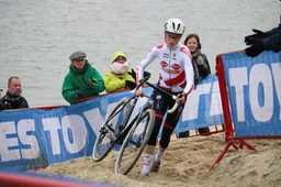 Mettepenningen: 'Kneuzing aan het linkerbeen en vocht in beide knieën van Van Empel'