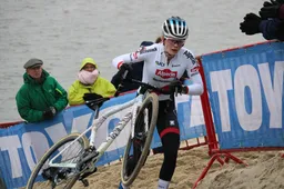 Puck Pieterse rijdt het NK en WK definitief bij de elite-vrouwen: 'Daar kan ik ook winnen'