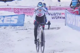 Pieterse dendert naar de zege in Val di Sole; zware crash Van Empel werpt schaduw over wedstrijd