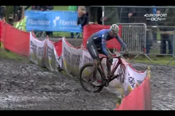 Van der Poel rijdt in volle finale de doeken in: 'Zonder dat foutje had het er anders uit kunnen zien'