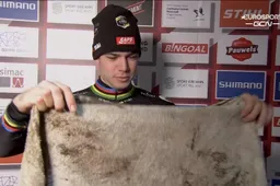 Van Aert schiet wakker na doek-incident: 'Moest mentaal mijn weg vinden'