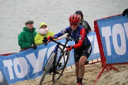 Kan Shirin van Anrooij bij comeback in cross meteen meedoen om zege? Ploegleider weet waar 'probleem' in eerste crossen ligt