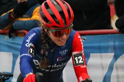 One Woman Show: Van Anrooij declasseert matige concurrentie in modderpoel van Loenhout